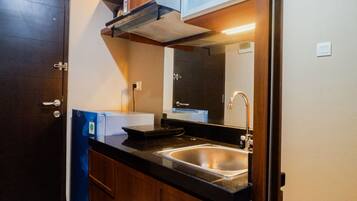 Værelse | Privat køkken | Køleskab, kogeplade, køkkentøj/tallerkener/redskaber