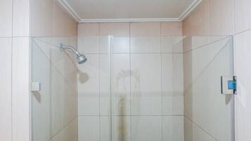 Habitación | Baño | Regadera, amenidades de baño gratuitas, toallas