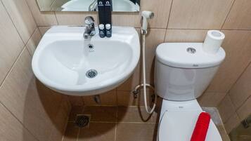 Room | Bathroom | Shower, free toiletries, towels