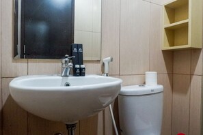 Chambre | Salle de bain | Douche, articles de toilette gratuits, serviettes fournies