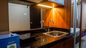 Room | Private kitchen | Fridge, stovetop, cookware/dishes/utensils