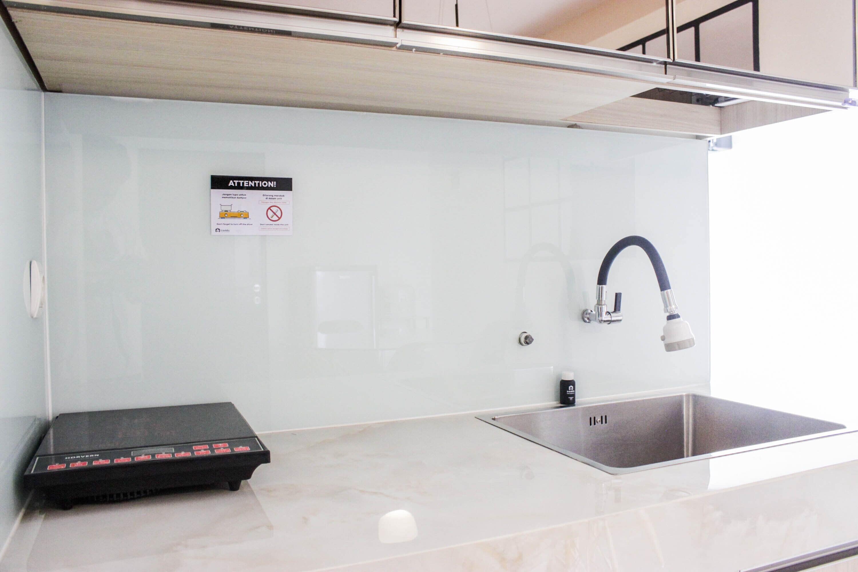 Kamer | Privékeuken | Een koelkast, een kookplaat, kookgerei, borden en bestek