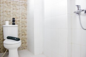 Chambre | Salle de bain | Douche, articles de toilette (gratuits), serviettes fournies