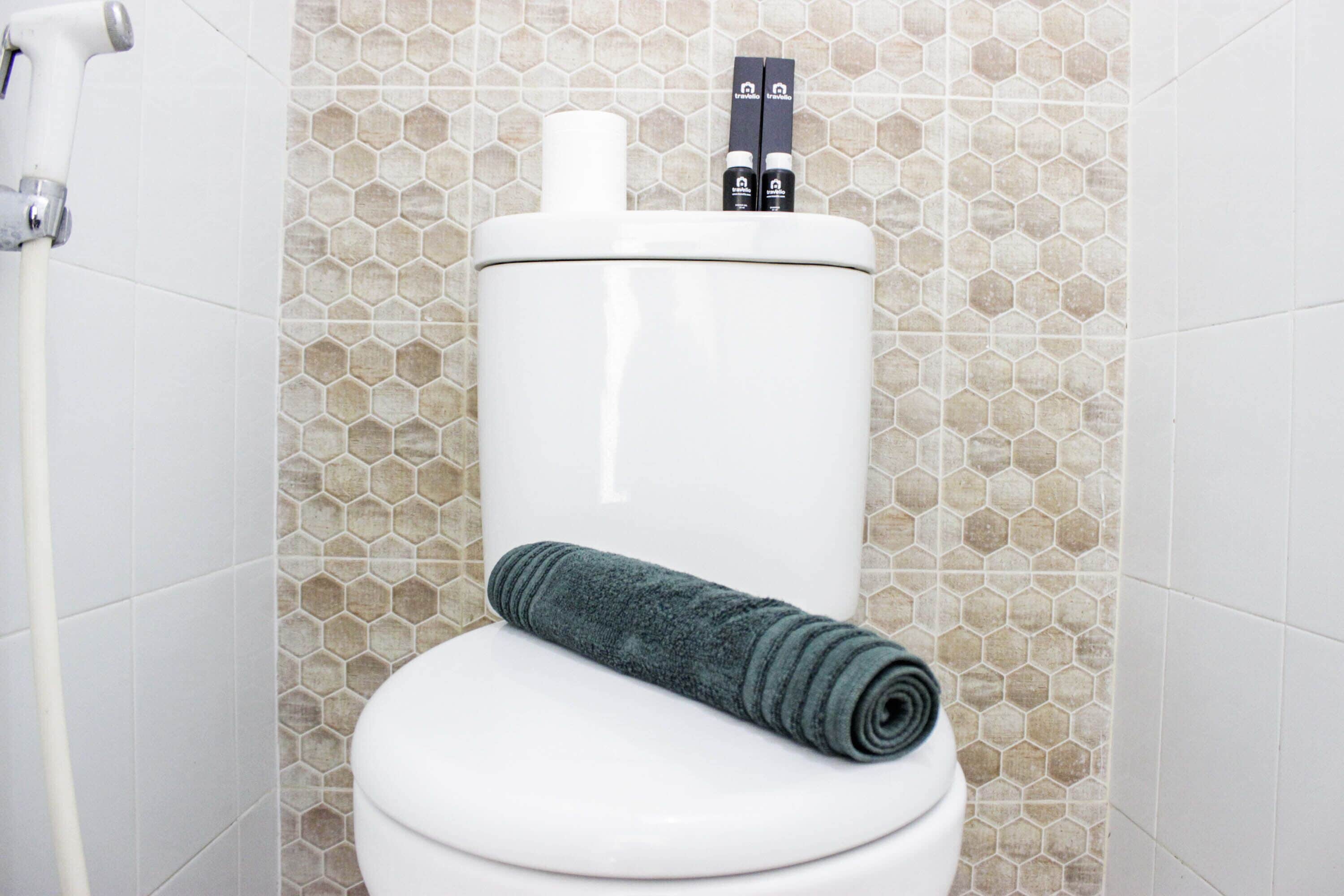 Kamer | Badkamer | Een douche, gratis toiletartikelen, handdoeken