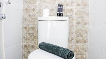 Camera | Bagno | Doccia, set di cortesia gratuito, asciugamani