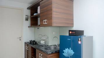 Room | Private kitchen | Fridge, stovetop, cookware/dishes/utensils