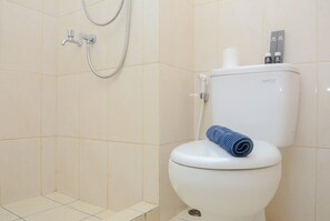 Kamer | Badkamer | Een douche, gratis toiletartikelen, handdoeken