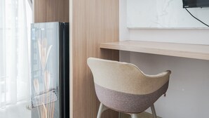 Eine moderne Küche mit einem integriertem Kühlschrank, Holzschränken und einer Marmor-Spritzschutzwand.