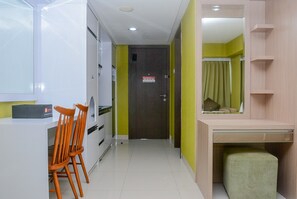 Room | Bed sheets - Fully Furnished with Comfortable Design Studio Apartment H Residence (Jakarta)