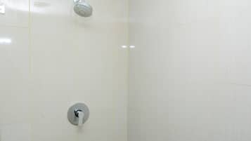 Værelse | Badeværelse | Bruser, gratis toiletartikler, håndklæder