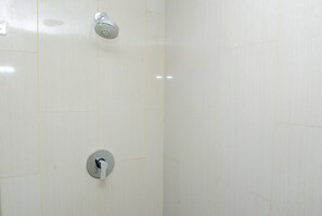 Quarto | Banheiro | Chuveiro, produtos de toalete grátis, toalhas de banho 