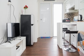 2 bedrooms, free WiFi, bed sheets - Gorgeous 2BR at Bassura City Apartment (Jakarta)