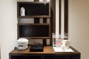 Room | Private kitchen | Fridge, stovetop, cookware/dishes/utensils - Luxurious and Relaxing 1BR Apartment at Prime Royal Residence (Surabaya)