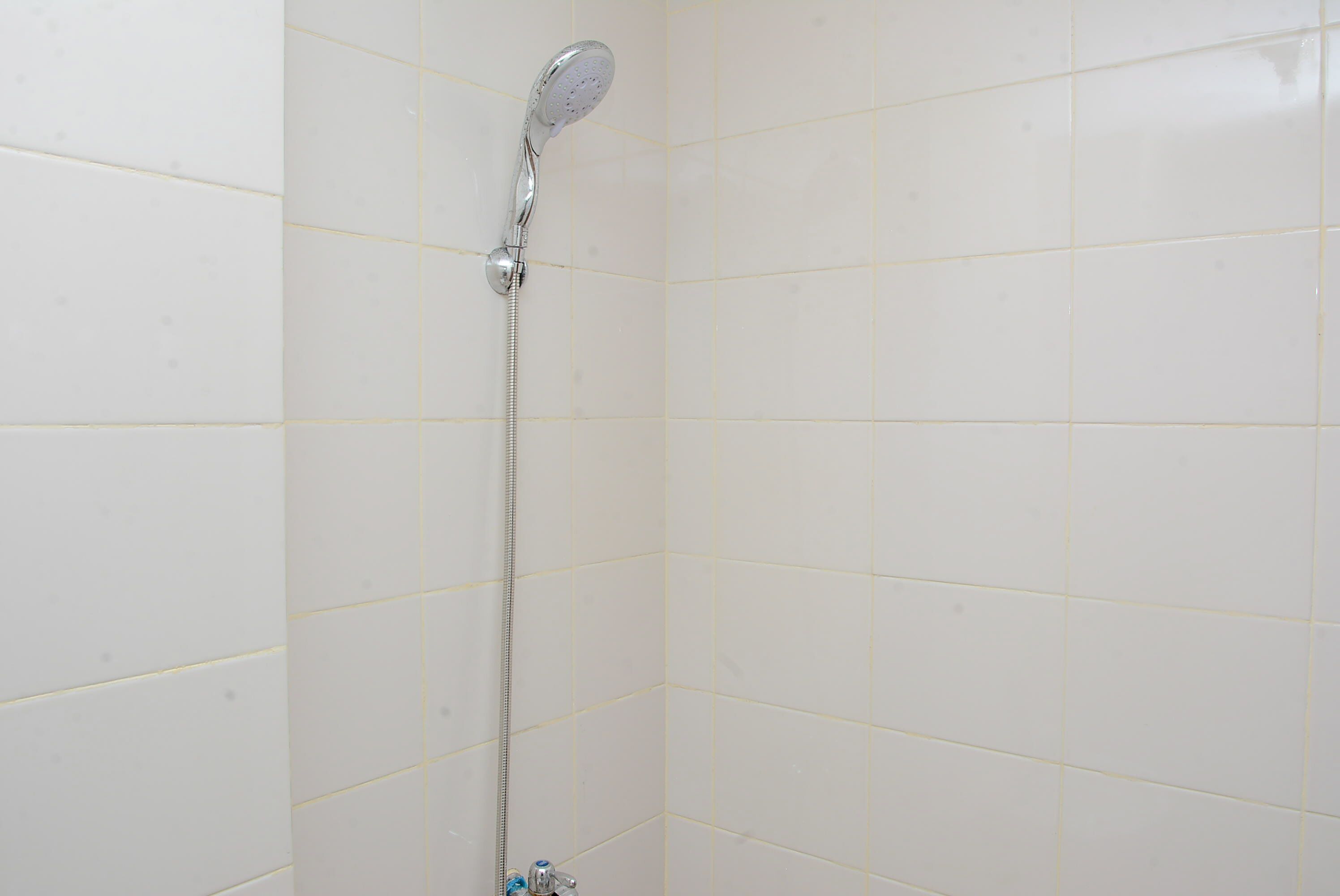 Kamar | Kamar mandi | Shower, perlengkapan mandi gratis,  dan handuk