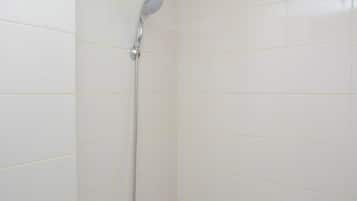 Kamar | Kamar mandi | Shower, perlengkapan mandi gratis, dan handuk