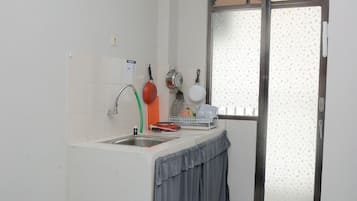 Refrigerador, placa de cocina, utensilios de cocina