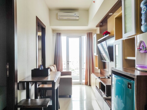 2 bedrooms, free WiFi, bed sheets - Elegant and Modern 2BR at Vida View Apartment (Makassar)