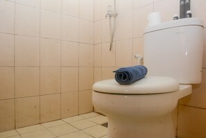 Zimmer | Badezimmer | Dusche, kostenlose Toilettenartikel, Handtücher