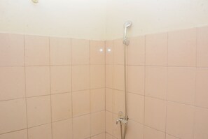 Room | Bilik Mandi | Pancuran mandi, kelengkapan dandanan diri percuma, tuala disediakan 