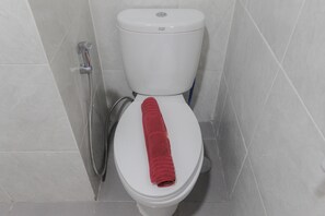 Zimmer | Badezimmer | Dusche, kostenlose Toilettenartikel, Handtücher