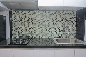 Zimmer | Eigene Küche | Kühlschrank, Herdplatte, Wasserkocher, Kochgeschirr/Geschirr/Besteck