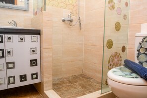 Rom | Bad | Dusj, toalettartikler (inkludert) og håndklær