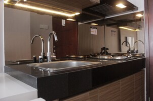 Quarto | Cozinha privada | Geladeira, cooktop, lava-louças, talheres/pratos/utensílios de cozinha