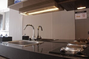 Habitación | Cocina privada | Refrigerador, parrilla de estufa, lavavajillas y utensilios de cocina 
