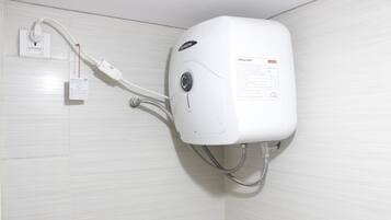 Habitación | Baño | Ducha, artículos de higiene personal gratuitos y toallas