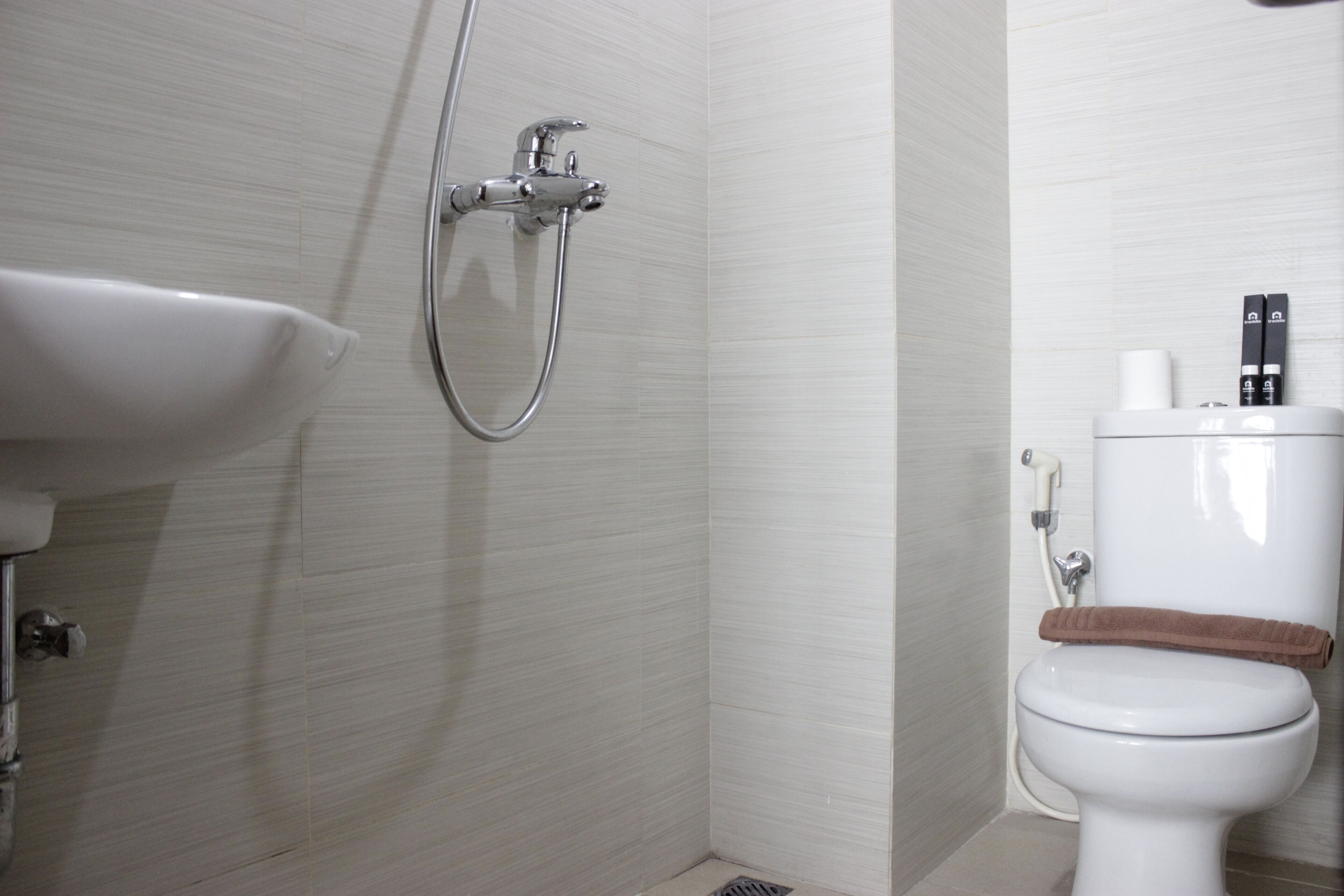 Ducha, artículos de tocador gratuitos, toallas