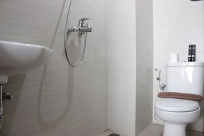 Habitación | Baño | Ducha, artículos de higiene personal gratuitos y toallas