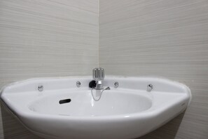 Habitación | Baño | Regadera, amenidades de baño gratuitas, toallas 