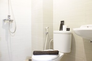 Bathroom - Cozy and Modern 1BR Apartment at Gateway Pasteur (Cimahi)