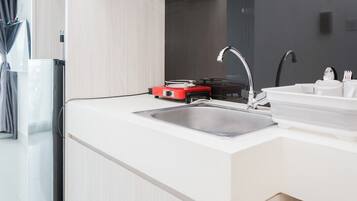 Huone | Yksityinen keittiö | Jääkaappi, liesi, keittoastiat/astiat/ruokailuvälineet