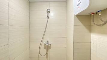 Habitación | Baño | Regadera, amenidades de baño gratuitas, toallas