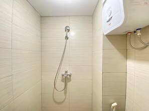 Zimmer | Badezimmer | Dusche, kostenlose Toilettenartikel, Handtücher