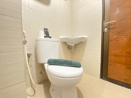 Habitación | Baño | Ducha, artículos de higiene personal gratuitos y toallas
