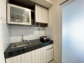 Habitación | Cocina privada | Frigorífico, placa de cocina y utensilios de cocina
