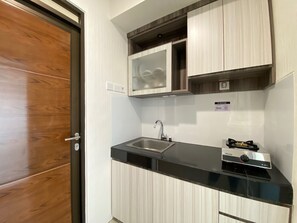 Quarto | Cozinha privada | Geladeira, cooktop, talheres/pratos/utensílios de cozinha