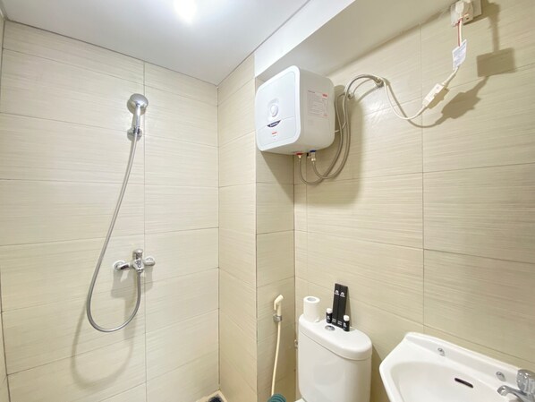 Un baño con ducha, inodoro y lavabo.