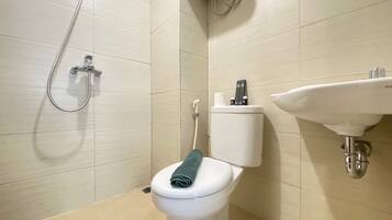 Kamer | Badkamer | Een douche, gratis toiletartikelen, handdoeken