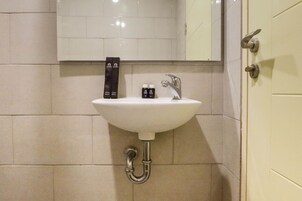 Room | Bathroom | Shower, free toiletries, towels