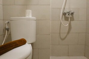 Zimmer | Badezimmer | Dusche, kostenlose Toilettenartikel, Handtücher