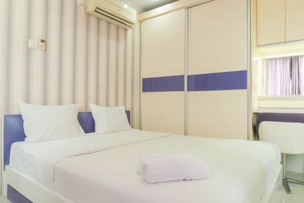 Relax in a stylishly designed room with a comfortable bed, crisp linens, and a clean layout.