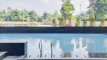 Una piscina al aire libre