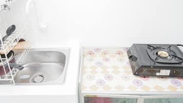 Refrigerador, placa de cocina, utensilios de cocina