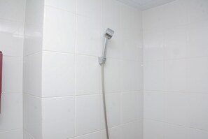 Ducha, artículos de tocador gratuitos, toallas