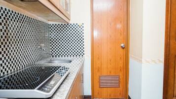 Refrigerador, placa de cocina, utensilios de cocina