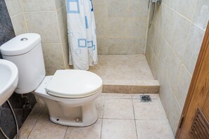 Kamar | Kamar mandi | Shower, perlengkapan mandi gratis,  dan handuk