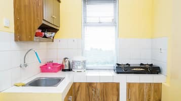 Habitació | Cuina privada | Frigorífic, placa de cuina i utensilis de cuina, vaixella i coberteria